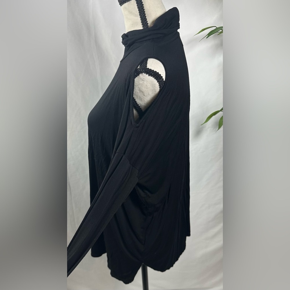 Feel The Piece Black Top - Picture 4 of 10
